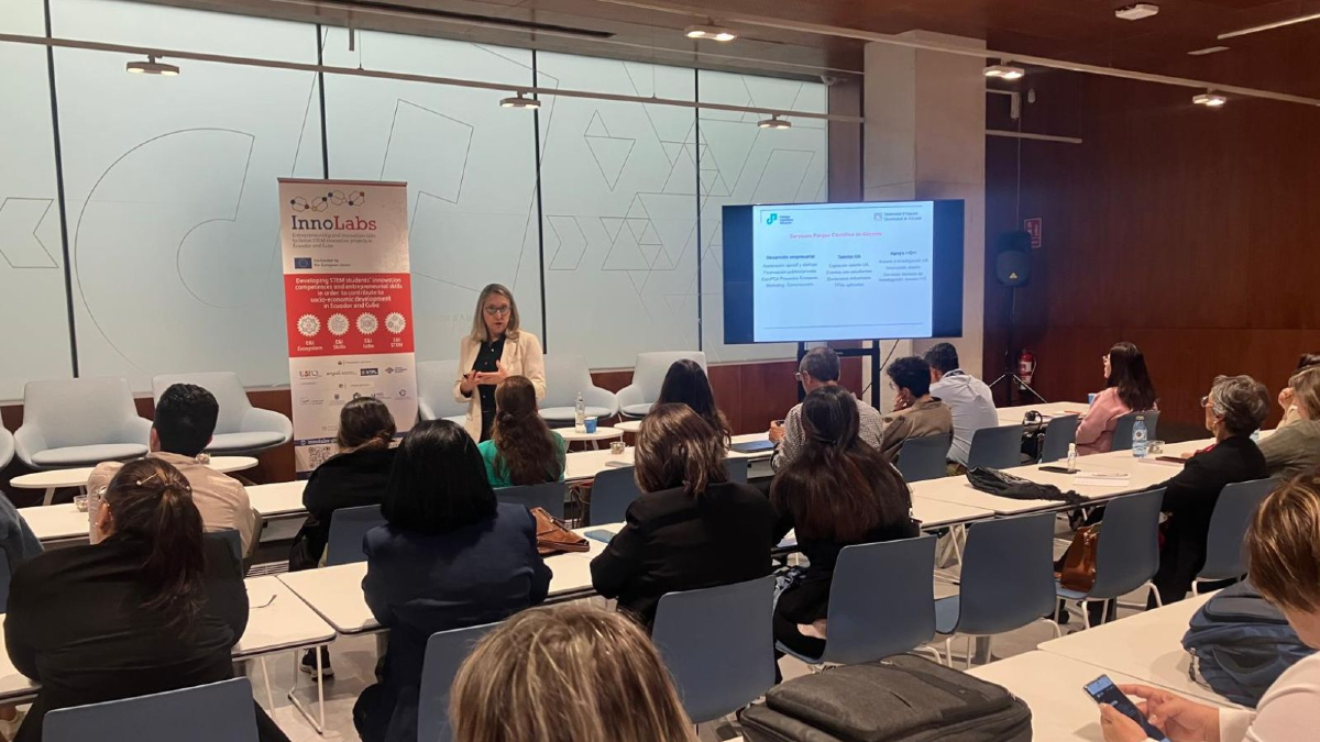 Delegaciones de 12 instituciones de Ecuador, Cuba, Bélgica y España visitaron el Parque Científico de Alicante, en el marco de InnoLabsSTEM, para fortalecer la innovación educativa y explorar modelos de transferencia tecnológica universidad-empresa aplicables a laboratorios de emprendimiento