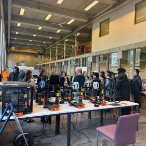 El equipo de InnoLabsSTEM visitó Fab52, laboratorio de HEC Liège, para explorar soluciones educativas mediante tecnologías de fabricación digital.