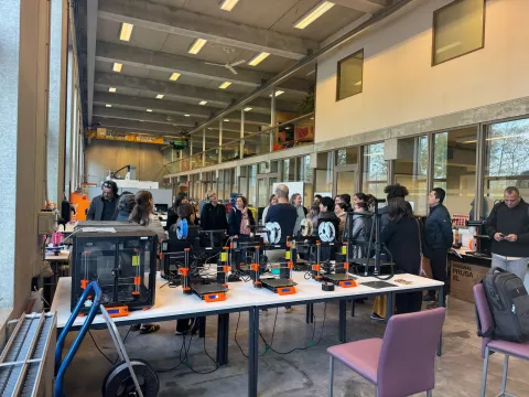 El equipo de InnoLabsSTEM visitó Fab52, laboratorio de HEC Liège, para explorar soluciones educativas mediante tecnologías de fabricación digital.