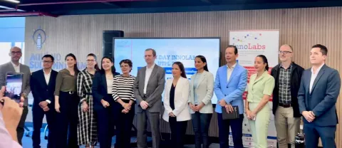 Autoridades ejecutivas, de gestión y académicas en el lanzamiento del Innolabs UTPL
